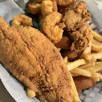 The Full Moon Oyster Bar - Mooner's Fry Basket - Bars Near Me - Concord, North Carolina