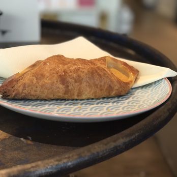 Goldhahn und Sampson - Croissant with apricots - Delicatessen Near Me - Berlin, BE Goldhahn und Sampson - Croissant with apricots - Delicatessen Near Me - Berlin, BE