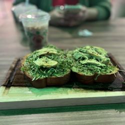 Con Azucar Cafe - The avocado toast