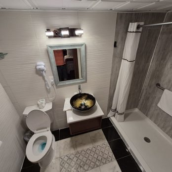 Atlantic Coast Inn - Bathroom - Hotels Near Me - Ellsworth, Maine