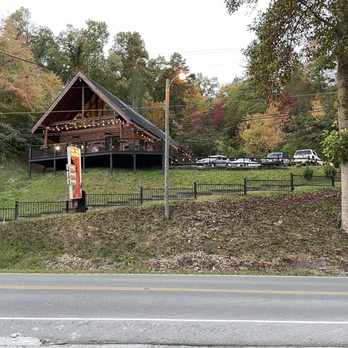 Red Oak Bistro - Outside - Cafes Near Me - Gatlinburg, Tennessee