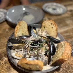 Midway Mercantile - Mussels and clams - excellent