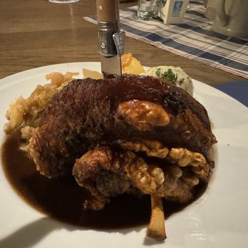 Augustiner an der Martinskirche - Halbe Schweinshaxe - German Near Me - Landshut, BY