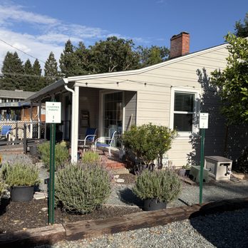 Gonzalez Chiropractic - Parking Lot and view of walkway to the front door. - Chiropractors Near Me - Lafayette, California Gonzalez Chiropractic - Parking Lot and view of walkway to the front door. - Chiropractors Near Me - Lafayette, California