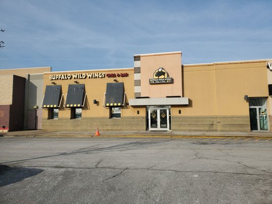 Buffalo Wild Wings by null