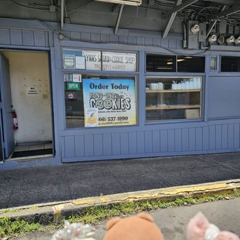 Lynn's Saimin & Cookie Shop - Storefront - Japanese Near Me - Honolulu, Hawaii