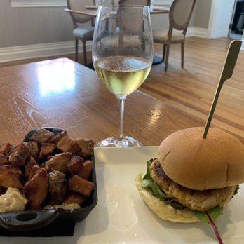 Field & Main Restaurant - Seafood Near Me - Marshall, Virginia
