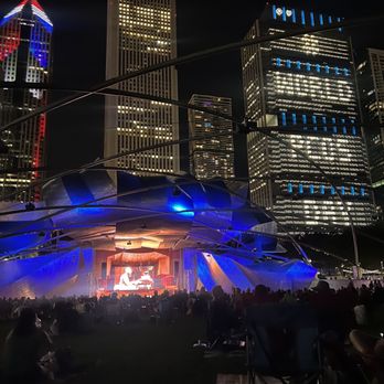 Chicago Jazz Festival - a crowd of people in a city park - Jazz & Blues Near Me - Chicago, Illinois Chicago Jazz Festival - a crowd of people in a city park - Jazz & Blues Near Me - Chicago, Illinois