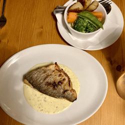 Danielle's Bistro - Pan fried sea bream with fishcake & tarragon sauce, with vegetables and roast potatoes