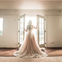 Anvil Vineyard and Ranch - Beautiful bride, getting ready in the Carriage House.
www.blurredlinephotography.com
