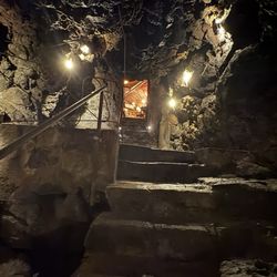 A Putia dell'Ostello - Steps down from restaurant to lava tube/cave