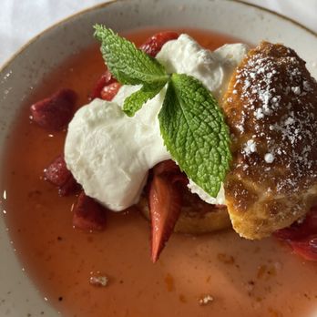 Skates On The Bay - Strawberry Shortcake was ok - Seafood Near Me - Berkeley, California