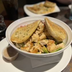 Village Pub & Poker - Cob salad