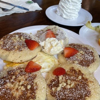 Eggs 'n Things Ko Olina - Keki pancakes upgraded macadamia nut pancakes - American Near Me - Kapolei, Hawaii