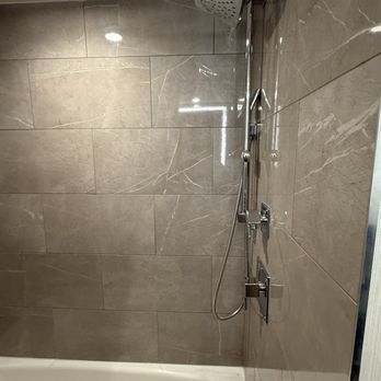 Hilton Miami Downtown - Bathroom shower - Hotels Near Me - Miami, Florida