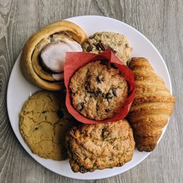 Cinnamon bun, chocolate chip cookie, scone, oatmeal raisin cookies, blueberry muffin, croissant Cinnamon bun, chocolate chip cookie, scone, oatmeal raisin cookies, blueberry muffin, croissant
