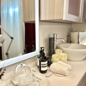 Divine Aesthetic Lounge - "Simple comforts. Thoughtfully chosen amenities by Divine." - Medical Spas Near Me - Mill Creek, Washington Divine Aesthetic Lounge - "Simple comforts. Thoughtfully chosen amenities by Divine." - Medical Spas Near Me - Mill Creek, Washington