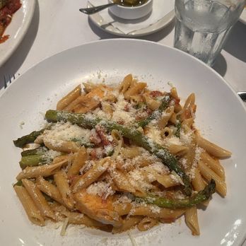 Basil Leaf Cafe - Penne Ala Vodka with salmon, asparagus, and peas - Italian Near Me - Chicago, Illinois