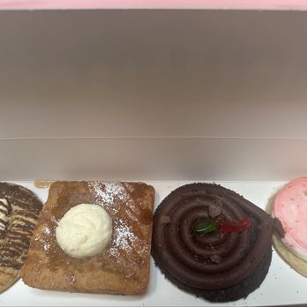 Crumbl - Santee - Bakeries Near Me - Santee, California