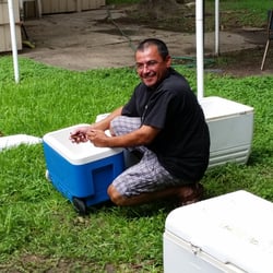 Mad Bull Club - Teo cleaning crawfish
