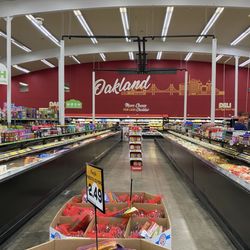 Grocery Outlet - Inside