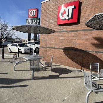 QuikTrip - Outdoor seating - Convenience Stores Near Me - St Peters, Missouri QuikTrip - Outdoor seating - Convenience Stores Near Me - St Peters, Missouri