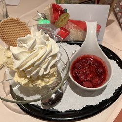 Gasthaus Zur Linde - Vanille Eis mit heißen Himbeeren