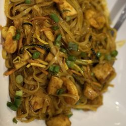 Bistro Street Noodles: Shrimp, Chicken, Rice Noodle, Light Thai Sauce, Vegetable Julienne & Fresh Cilantro