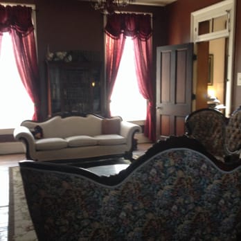 Main Street Bed and Breakfast - Sitting room - Bed & Breakfast Near Me - Glasgow, Kentucky Main Street Bed and Breakfast - Sitting room - Bed & Breakfast Near Me - Glasgow, Kentucky