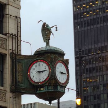 Chicago Gangsters and Ghosts Tours - Beautiful clock on the jeweler's building - Historical Tours Near Me - Chicago, Illinois Chicago Gangsters and Ghosts Tours - Beautiful clock on the jeweler's building - Historical Tours Near Me - Chicago, Illinois
