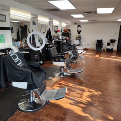 15 Unisex Barbershop - Plenty of Chairs