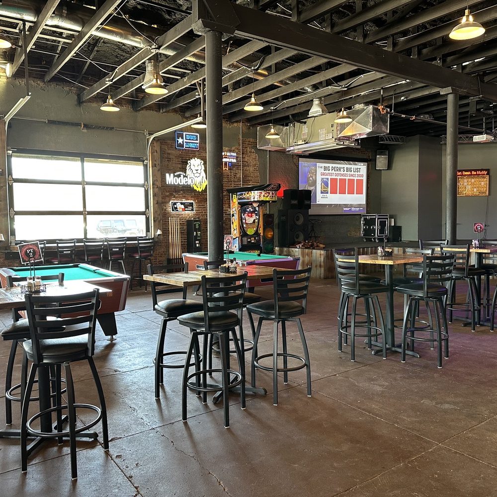 Muddy Mike's - Atmosphere & Layout - Bars Near Me - Cisco, Texas