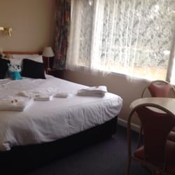 Echo Point Motor Inn - Bed with window view