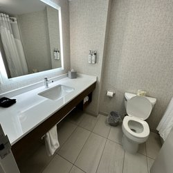 Holiday Inn Express & Suites Halifax Airport - Bathroom