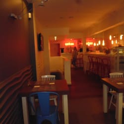 Szpilka Hobby Restaurant - Banalne bezstylowe zbyt czerwone wnętrze.