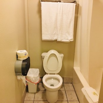 Diamond Lake Resort - Toilet tub shower toilet paper holder trash can - Campgrounds Near Me - Owensboro, Kentucky