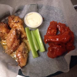 DeLeos Bar and Grill - Mmmmmm wings