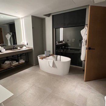 The Shay Hotel - Room 542 suite bathroom - Hotels Near Me - Culver City, California The Shay Hotel - Room 542 suite bathroom - Hotels Near Me - Culver City, California