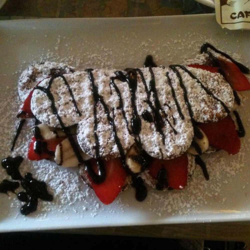 Cafe Peri - Waffles with strawberries and banana - Cafes Near Me - Berlin, BE