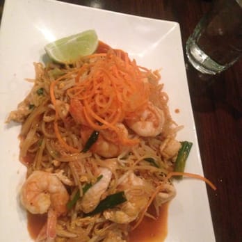Pa De Thai Restaurant - Chicken & Shrimp Pad Thai. - Thai Near Me - Edgewater, New Jersey