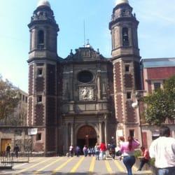 Parroquia de San Miguel Arcángel - La vista saliendo del metro Pino Suárez