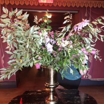 Contessa - Boston - Gorgeous fresh flowers that compliment the wall decor scheme - Italian Near Me - Boston, Massachusetts Contessa - Boston - Gorgeous fresh flowers that compliment the wall decor scheme - Italian Near Me - Boston, Massachusetts
