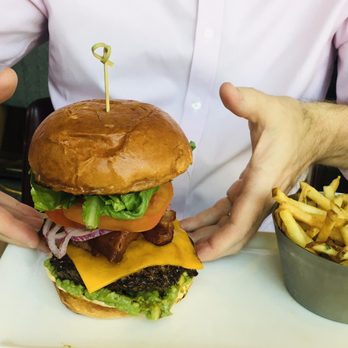 Earls Kitchen + Bar - California Burger - Cocktail Bars Near Me - Plano, Texas