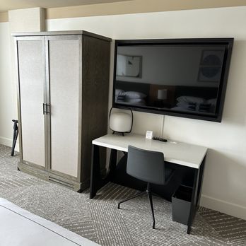Kimpton Hotel Enso - Closet and desk - Hotels Near Me - San Francisco, California Kimpton Hotel Enso - Closet and desk - Hotels Near Me - San Francisco, California
