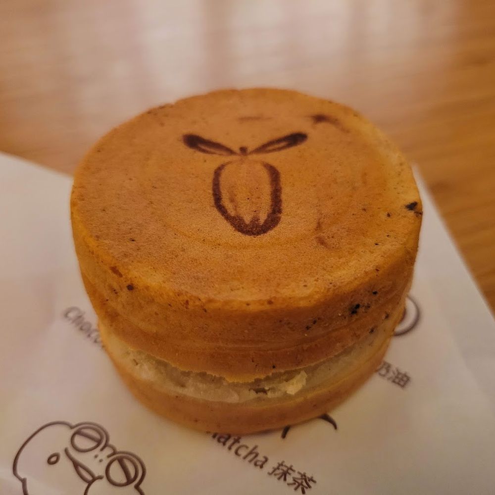 Wheelcake Island - Vanilla & Chocolate Custard, before opening - Desserts Near Me - London, XGL