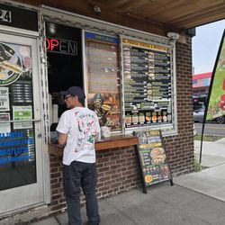 El Pirata Tortas Y Burritos - Order at the window