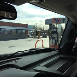 Tualatin 76 Gas Station - Has car wash and vacuum cleaners.
