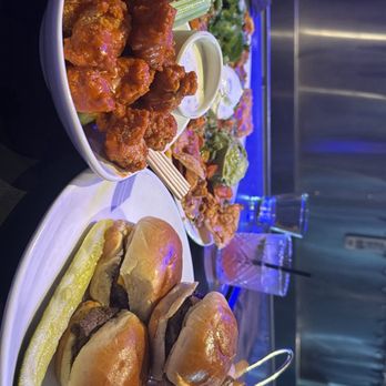 Yard House - Boneless Wings, Classic Sliders,Chicken Nachos - New American Near Me - Seattle, Washington