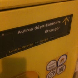 Boîte A Lettres - Il est écrit "levée du lundi au samedi à midi" !