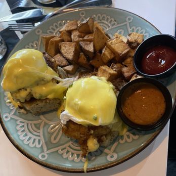 Broken Cage - Crab cake Benedict - Cocktail Bars Near Me - Orlando, Florida Broken Cage - Crab cake Benedict - Cocktail Bars Near Me - Orlando, Florida
